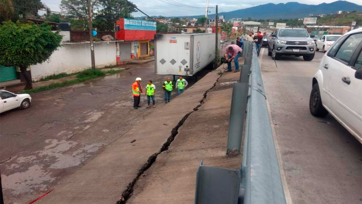 Cierran carril del Paso Exprés de Cuernavaca por grieta en muro de contención