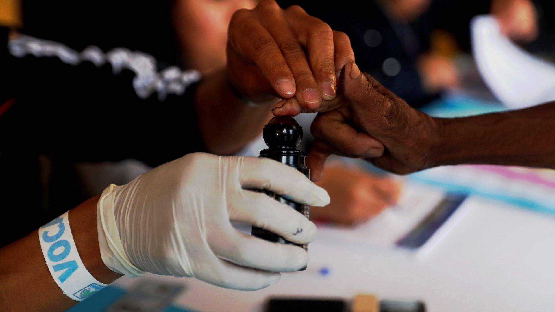 Cierran colegios electorales en Guatemala. Empieza el recuento