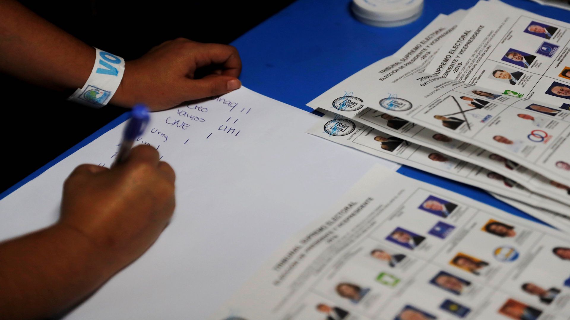 Guatemala elige en las urnas su futuro con incidentes violentos