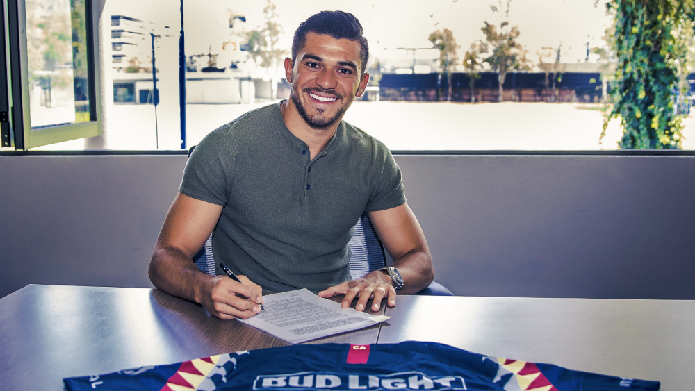 Henry Martín renueva contrato con América hasta 2021