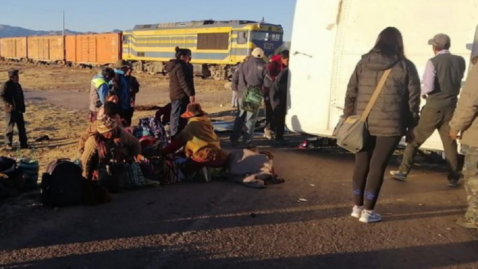 Ferrocarril embiste autobús y deja 24 heridos en Bolivia