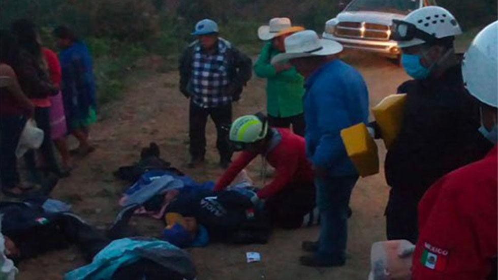 Volcadura por exceso de velocidad deja un muerto y 17 heridos en Oaxaca