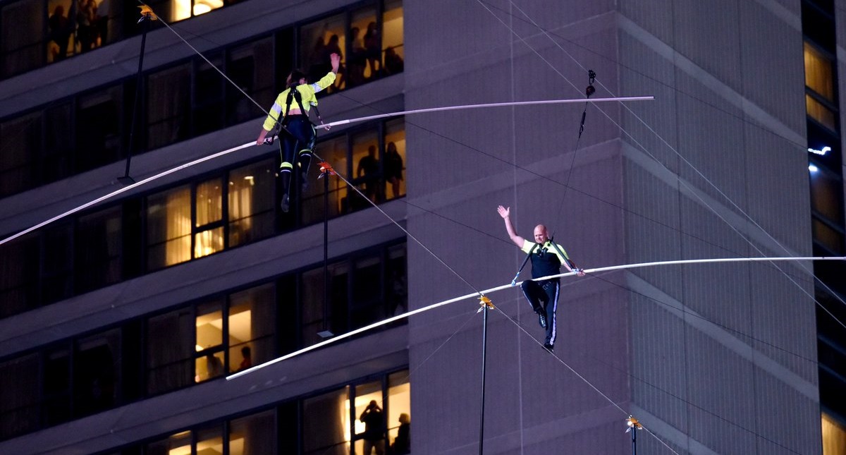 Hermanos equilibristas cruzan Times Square a 25 pisos de altura