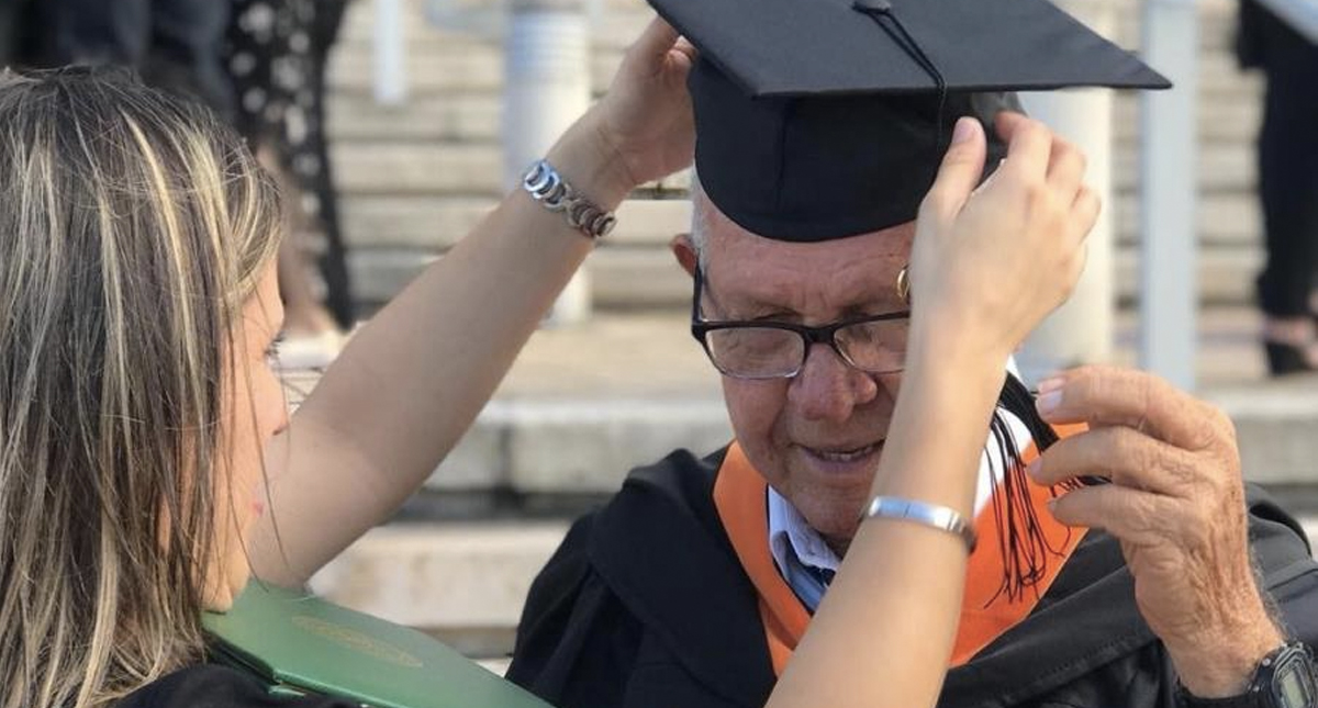 Hombre de 78 años se gradúa como ingeniero industrial en Puerto Rico