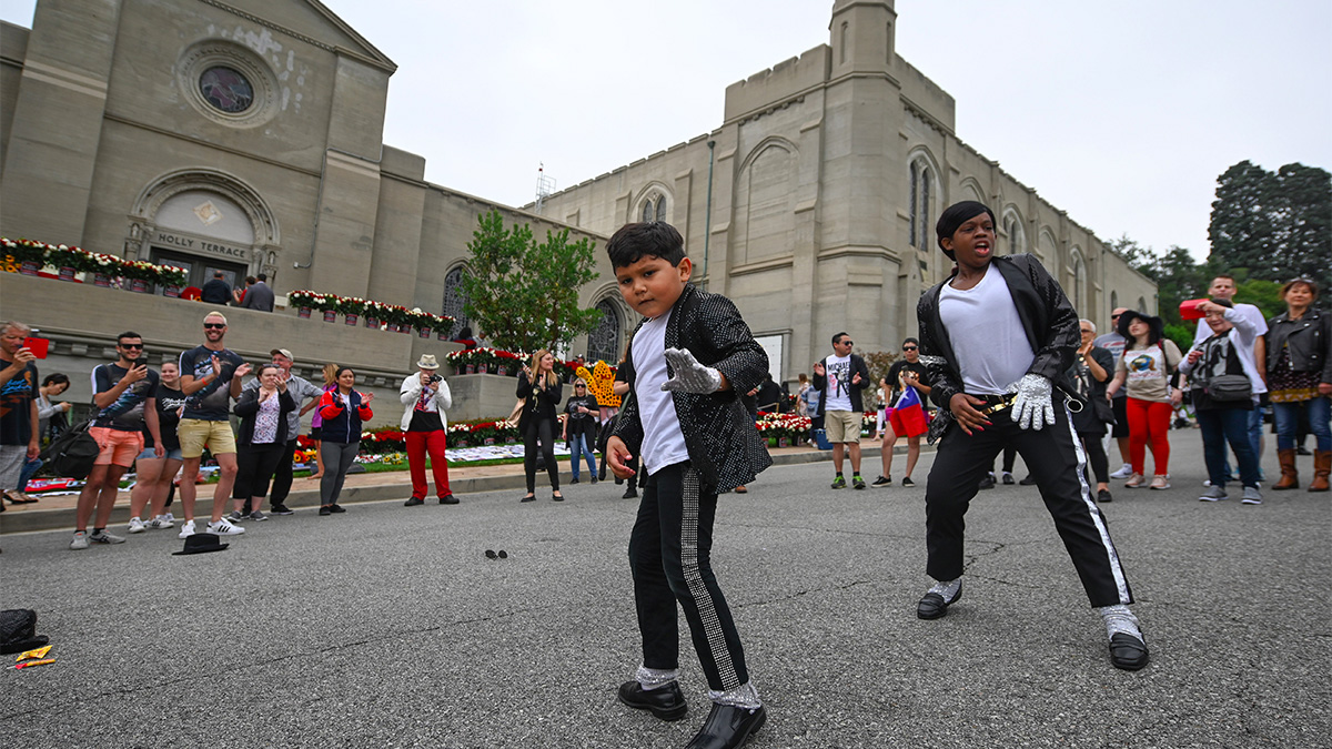 Fanáticos homenajean a Michael Jackson a diez años de su muerte