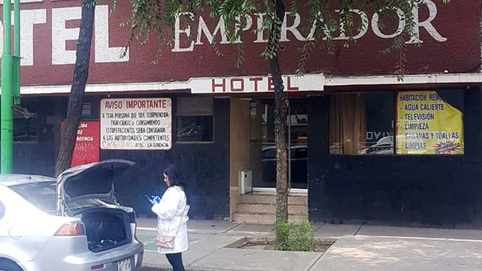Hallan cadáver de mujer al interior de hotel de la Ciudad de México