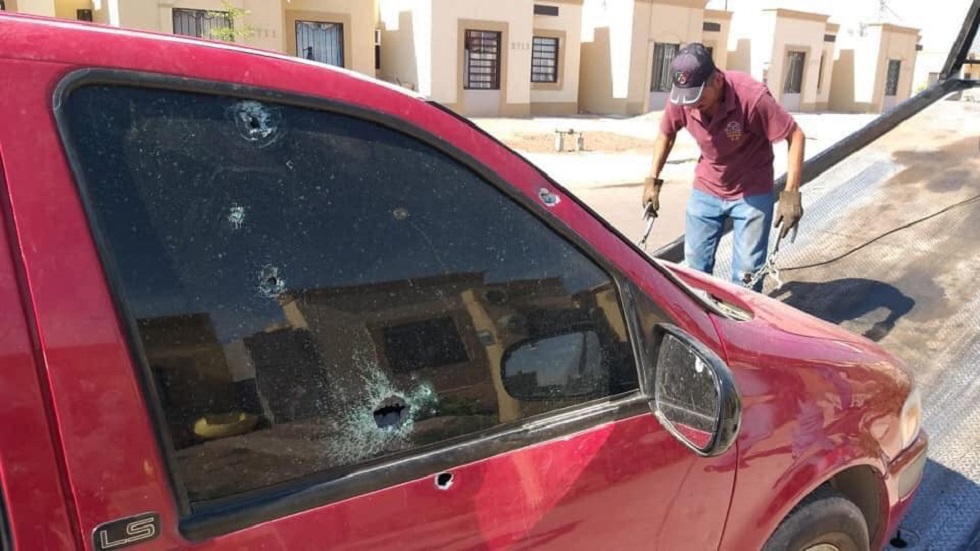 Asesinan a niño de cuatro años y su padre en Ciudad Obregón, Sonora - impactos-de-bala-que-recibio-la-camioneta-en-la-que-viajaban-jesus-y-adan