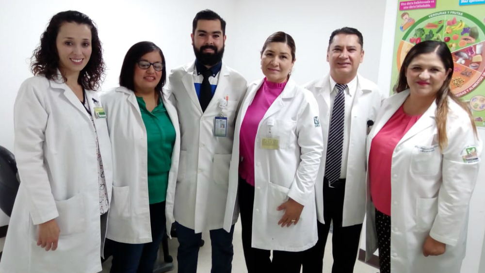 Médicos del IMSS extraen y reimplantan útero y feto para retirar tumor