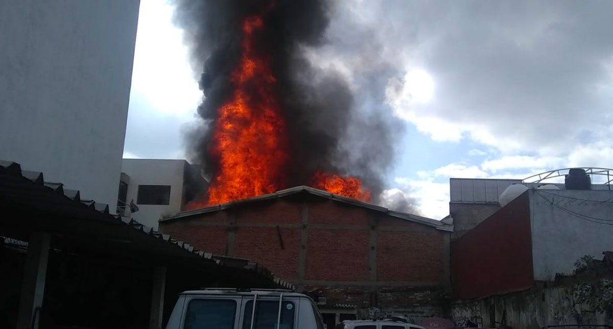 #Video Controlan incendio en bodega de muebles en la Benito Juárez