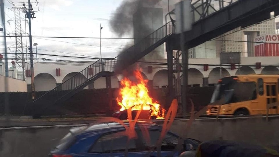 #Video Se incendia vehículo sobre la carretera México-Toluca