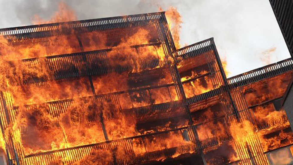 #Video Incendio consume edificio en construcción en Londres
