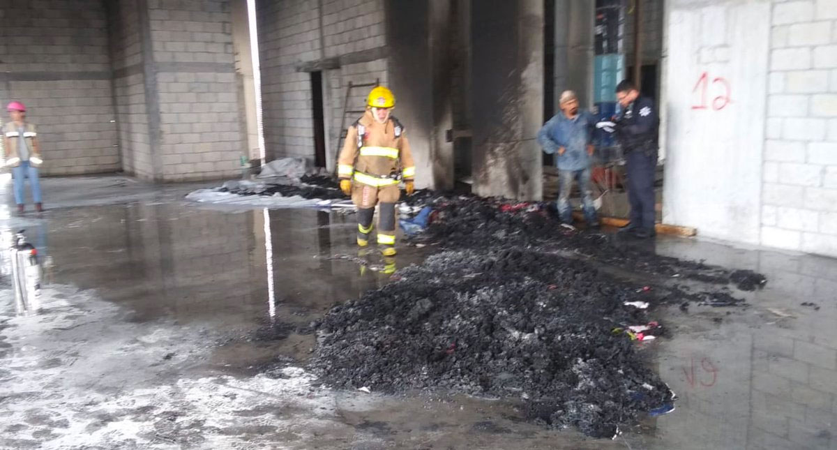 Sofocan incendio en edificio en construcción en Monterrey