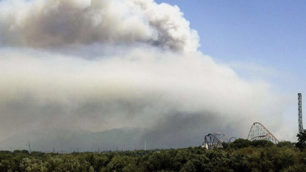 #Video Incendio forestal cerca de Six Flags en California provoca pánico