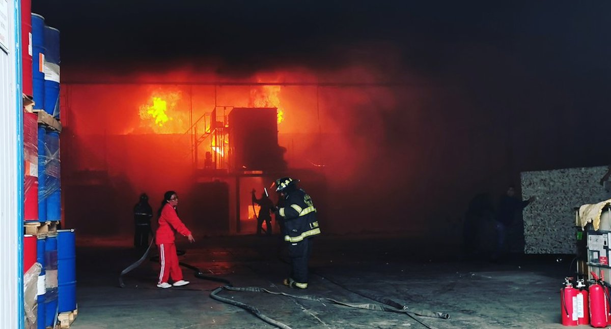 Se incendia fábrica de polímeros en Toluca
