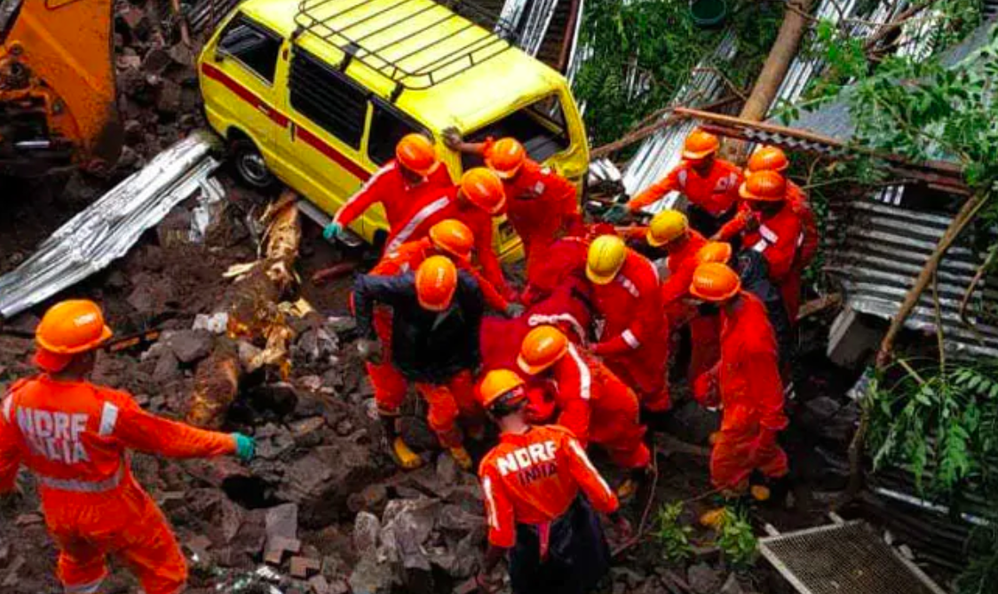 Al menos 15 muertos por caída de muro en India
