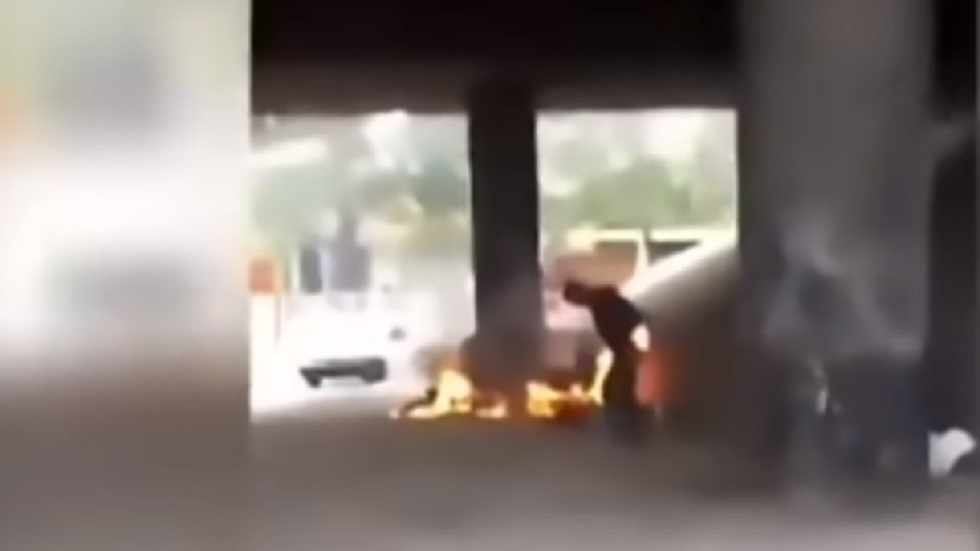 Detienen a hombre que prendió fuego a indigentes en Argentina - indigente-apagando-las-llamas-de-su-ropa