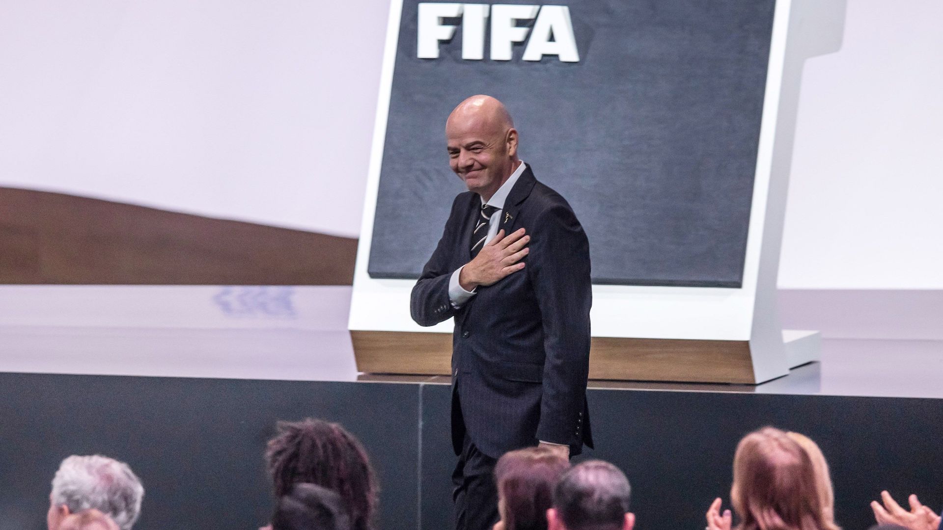 Abren investigación en Suiza contra Infantino; FIFA asegura que colaborará