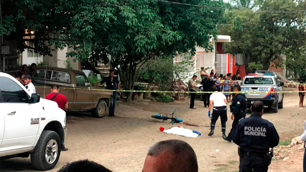 Intentan linchar a policías en Puerto Vallarta por atropellar a una niña