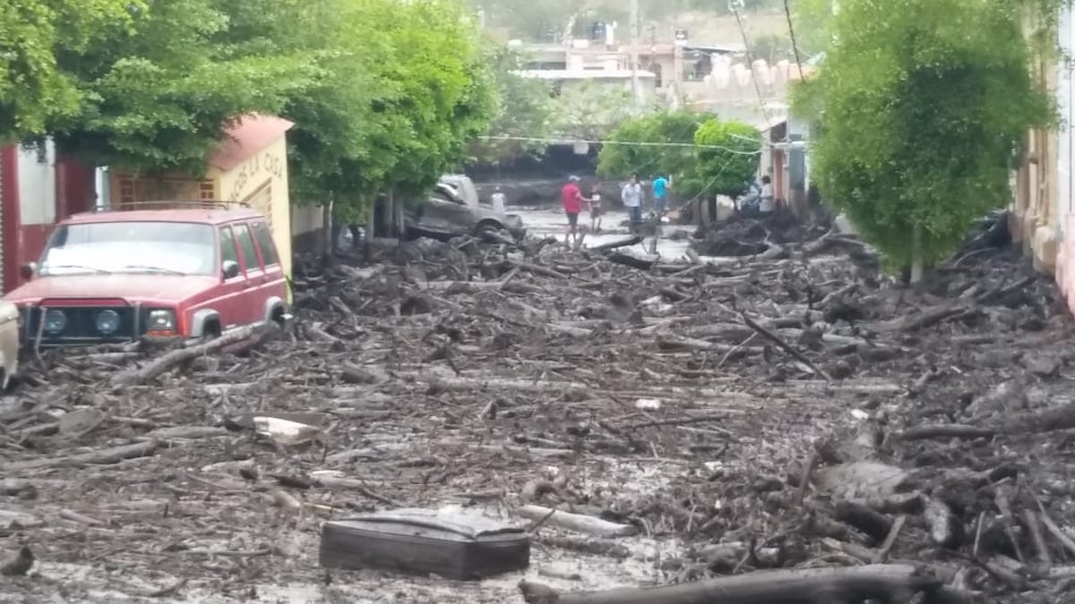 Desborde de río afecta viviendas y vehículos en San Gabriel, Jalisco