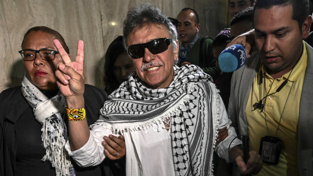 Exjefe guerrillero requerido por EE.UU. jura como congresista en Colombia