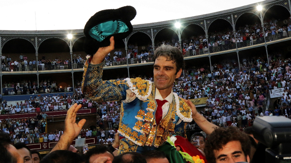 José Tomás corta seis orejas y rabo en Granada