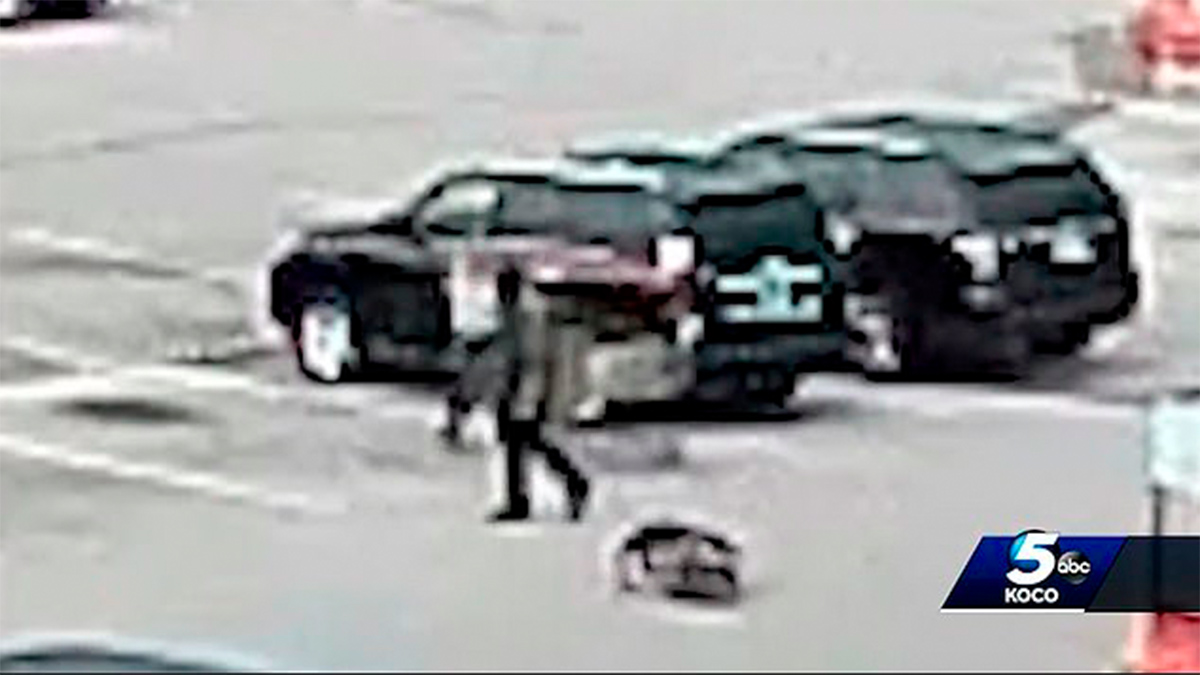 #Video Joven azota a bebé en estacionamiento en Oklahoma