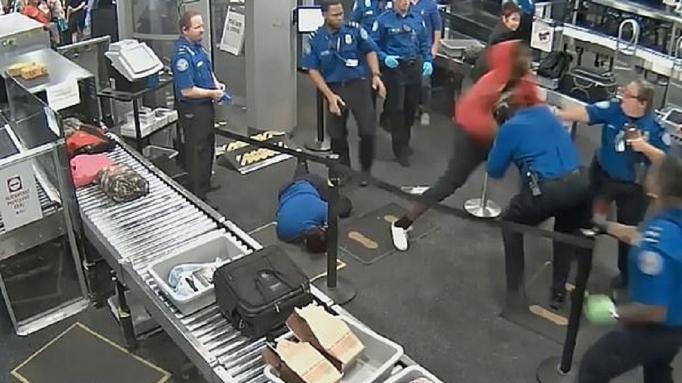 #Video Pasajero golpea a agentes del Aeropuerto de Phoenix