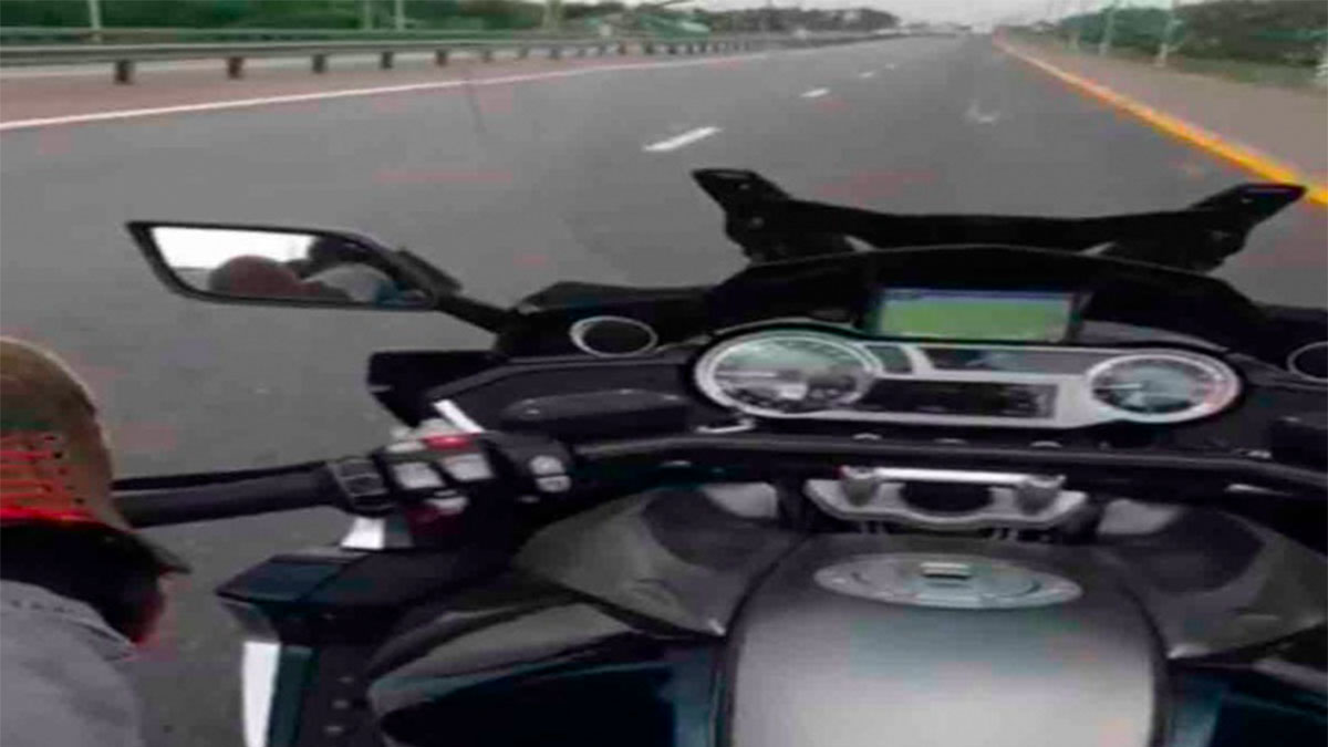 #Video Hombre conduce motocicleta con los pies y muere en accidente