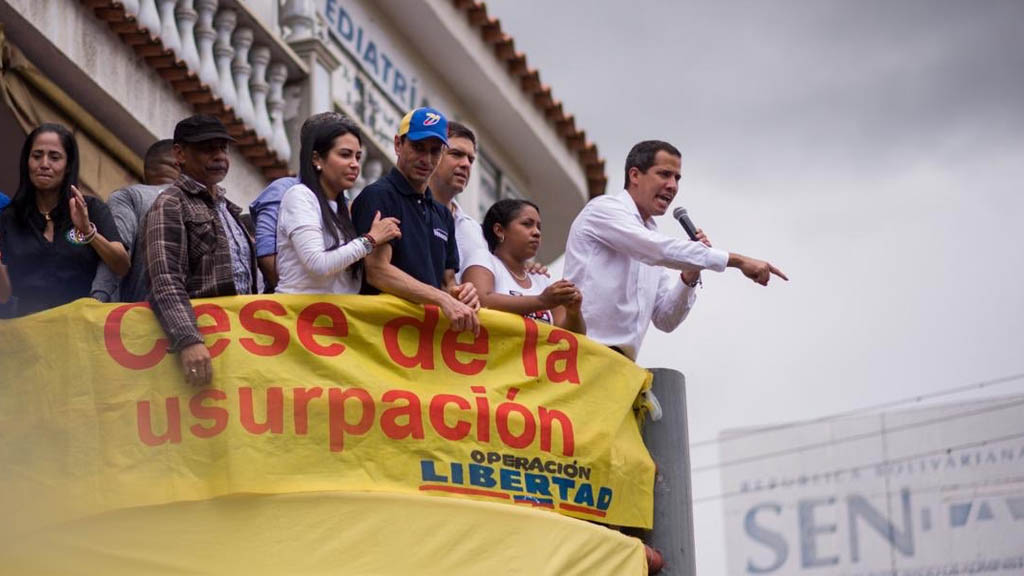 Guaidó pregunta a militares si Maduro saldrá por las buenas o por las malas