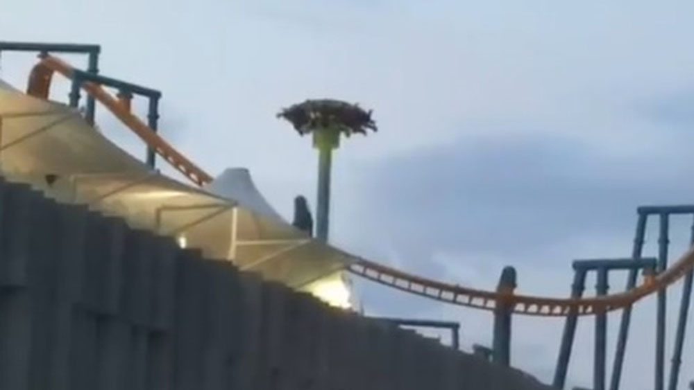 Personas quedan de cabeza tras falla en juego mecánico en Iztapalapa