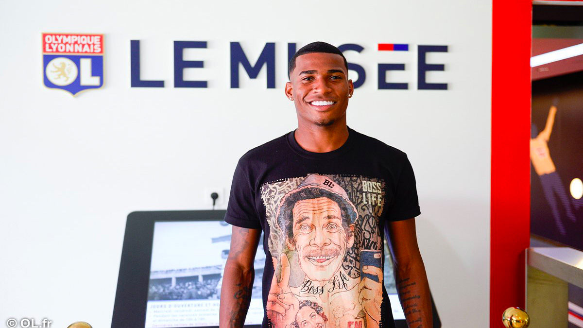 Futbolista usa playera con “Don Ramón” en su presentación con el Lyon