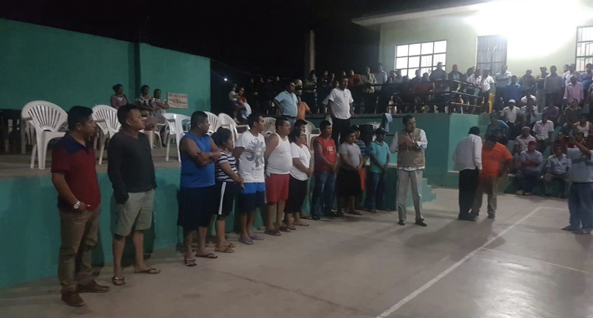 Liberan a 12 policías y funcionarios retenidos por pobladores en Guerrero