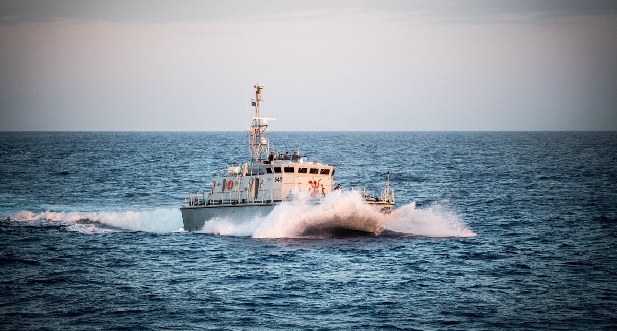 Mueren al menos dos migrantes en naufragio frente a costas de Libia