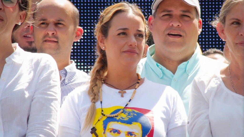 Esposa e hija de Leopoldo López llegan a España