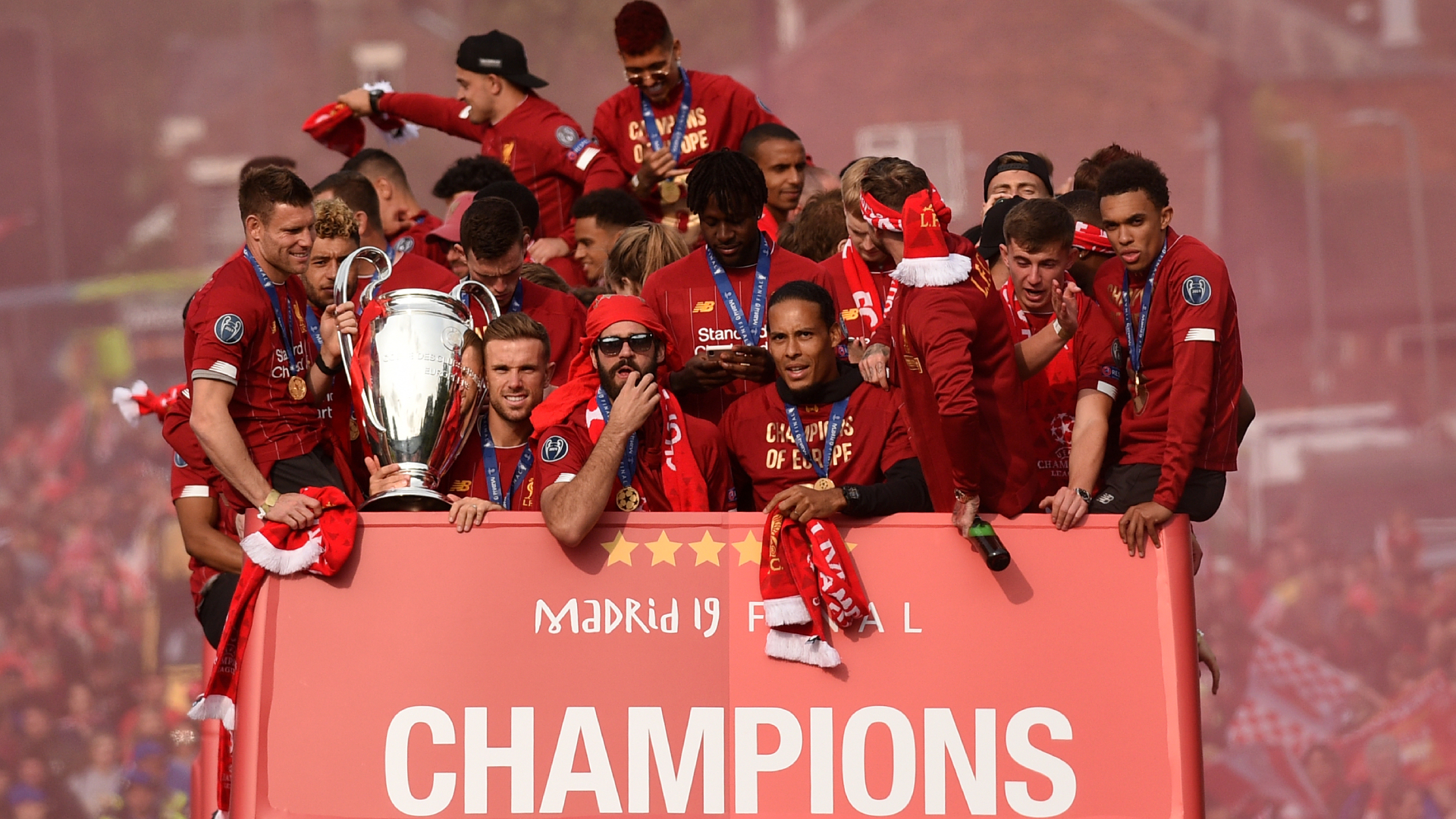Liverpool festeja en Inglaterra con el trofeo de la Champions