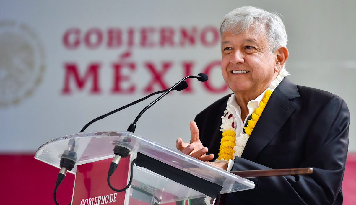 Supervisa AMLO construcción de caminos en Oaxaca Supervisa AMLO construcción de caminos en Oaxaca