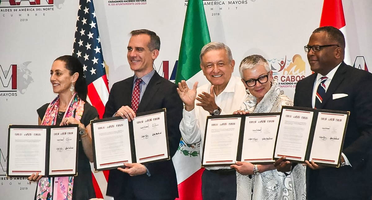 Alcalde de Los Ángeles regala a AMLO pelota de Fernando Valenzuela