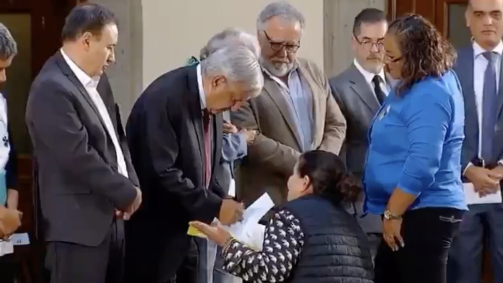 #Video Mujer se arrodilla ante AMLO para pedir por familiar desaparecido #Video Mujer se arrodilla ante AMLO para pedir por familiar desaparecido