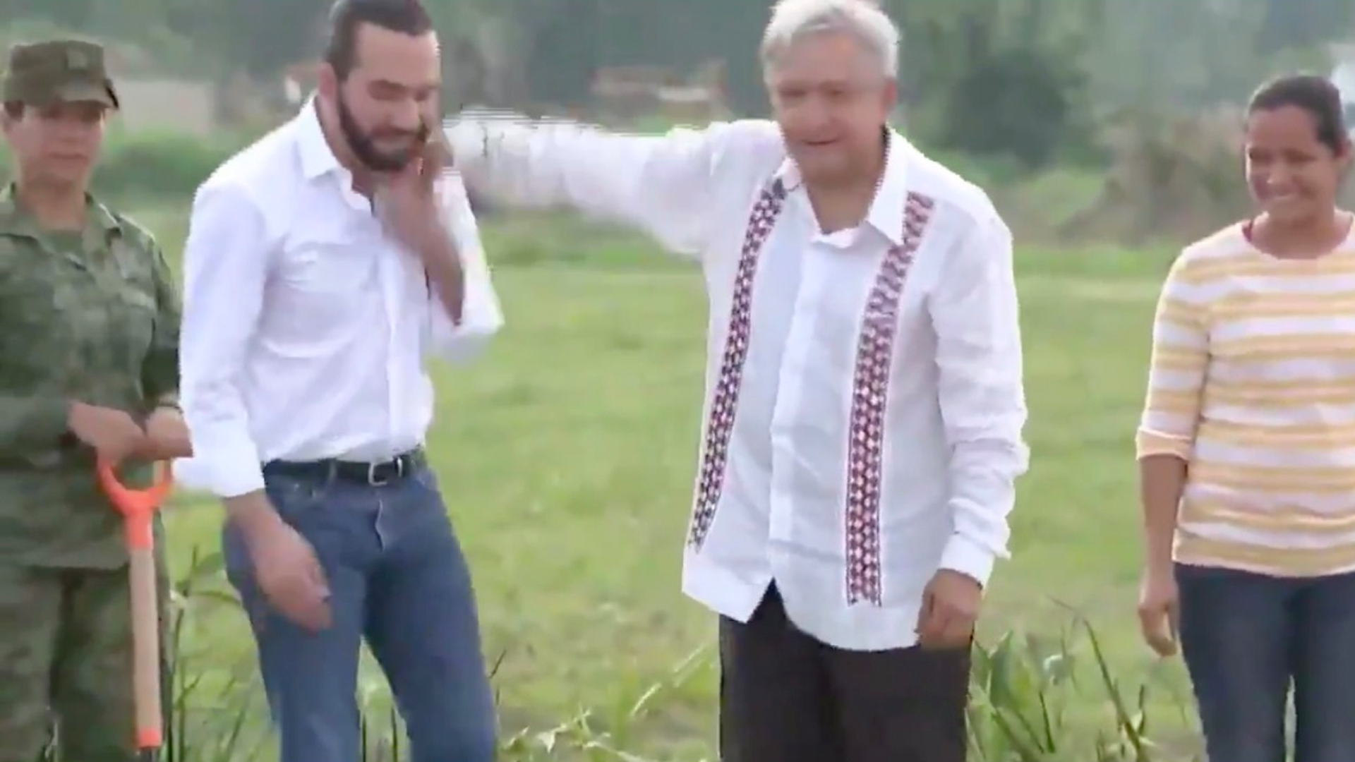 Presidente de El Salvador bromea en Twitter tras recibir golpe de AMLO