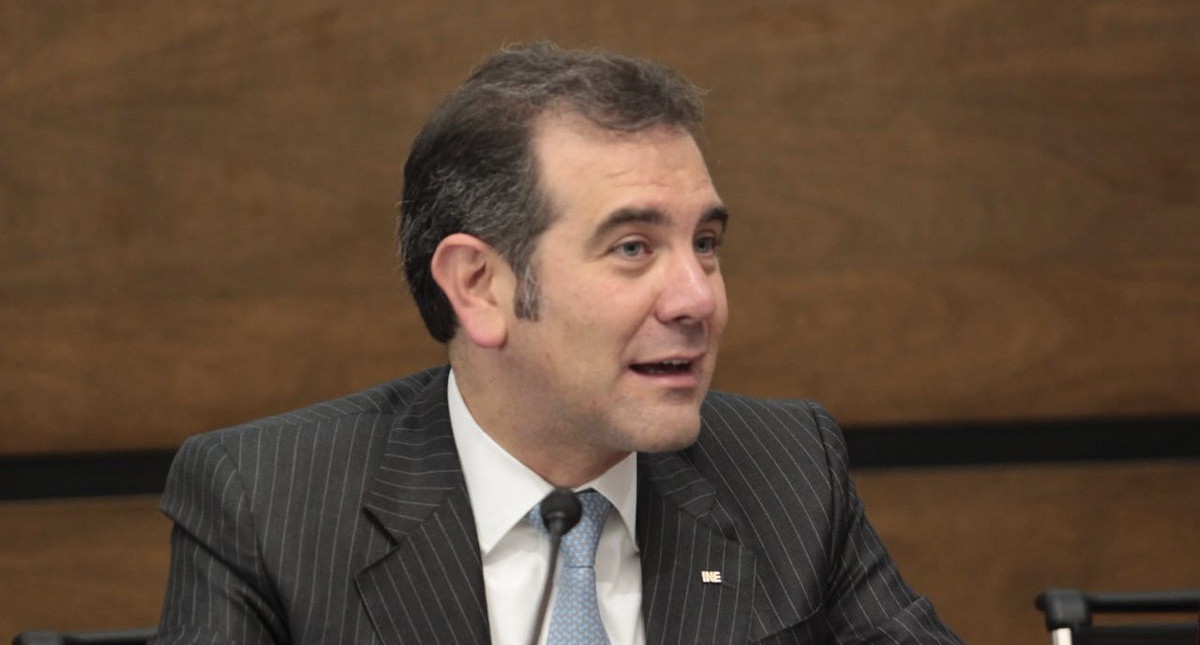 Lorenzo Córdova invita a señalar algún exceso en el INE