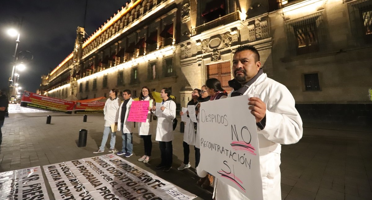 Médicos del Estado de México se manifiestan en Palacio Nacional