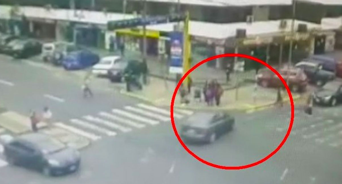 #Video Maestra atropella a seis menores en Perú