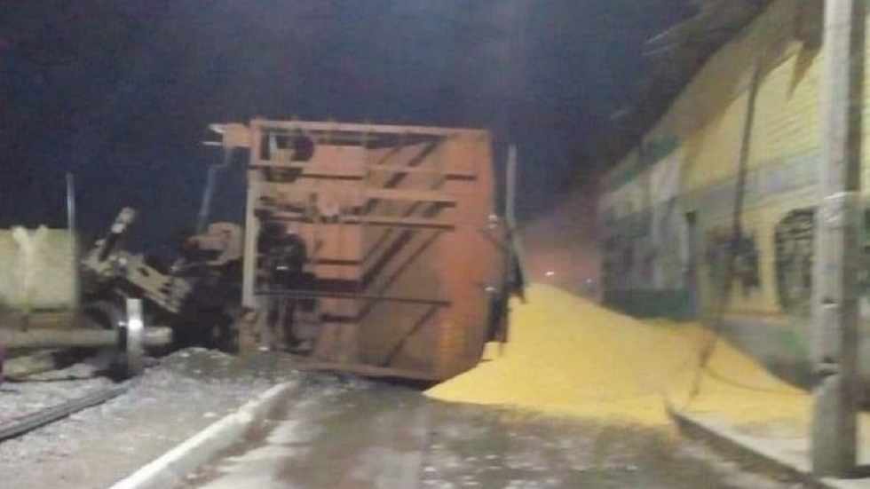Descarrila tren en Querétaro y riega toneladas de maíz
