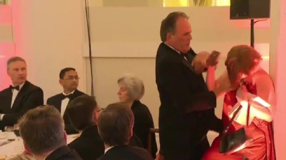 #Video Ministro saca por la fuerza a activista de evento oficial