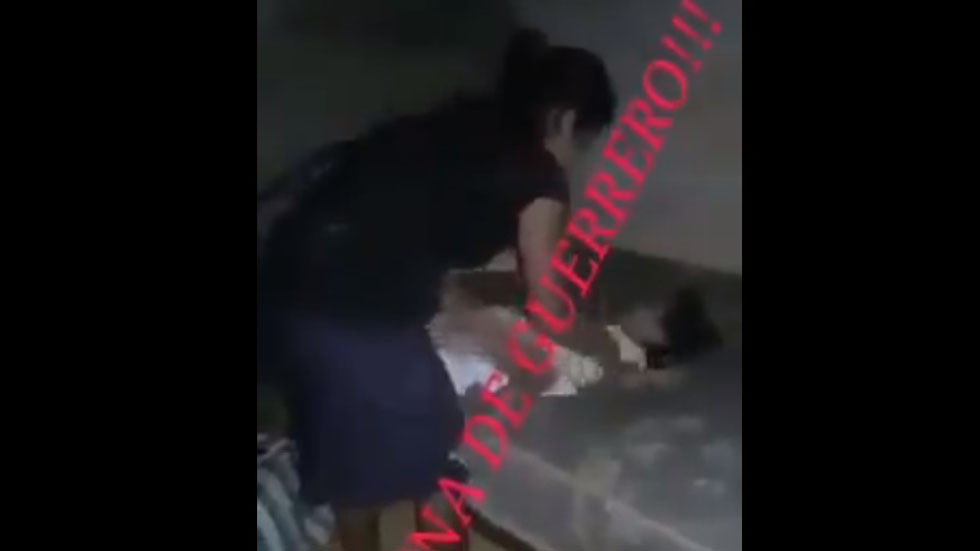 #Video Mujer maltrata brutalmente a niña pequeña en Guerrero