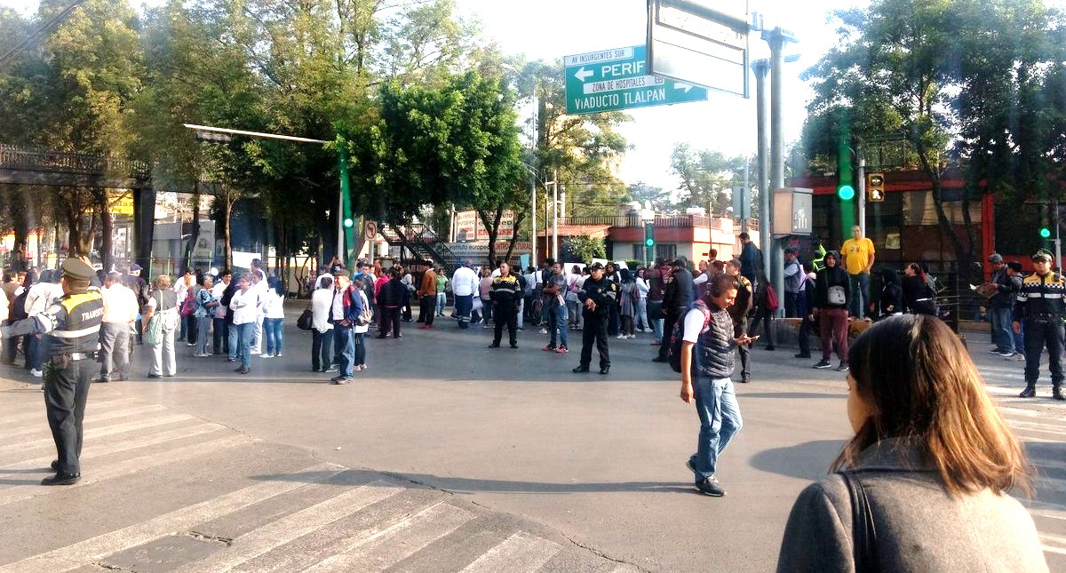 #Video Cierran Insurgentes Sur para exigir liberación de cura detenido