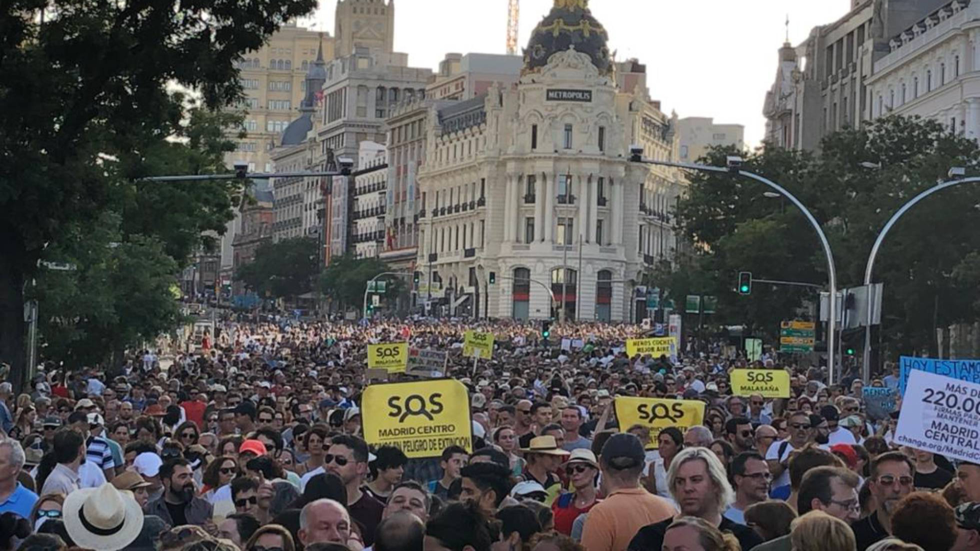 Miles se manifiestan en Madrid en defensa de plan contra contaminación
