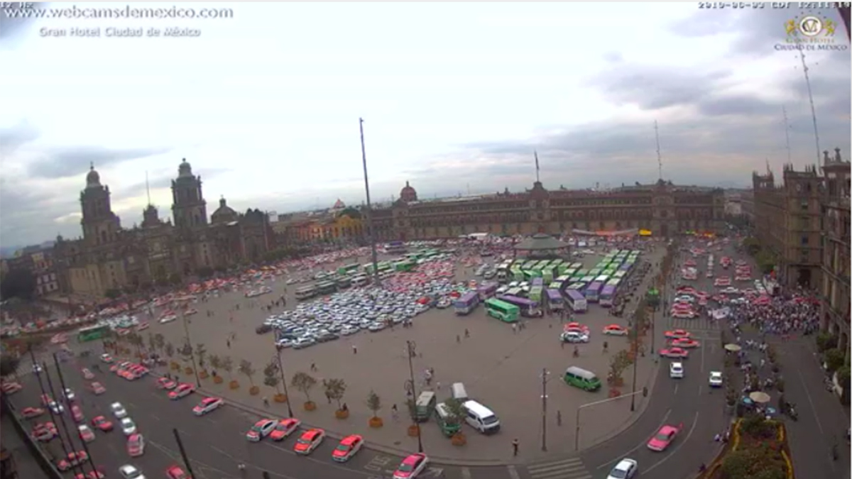 Taxistas bloquean el primer cuadro de la Ciudad de México