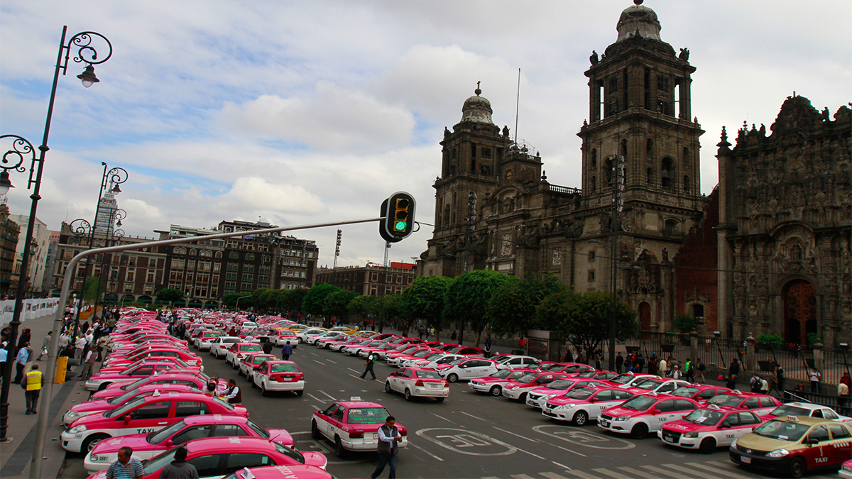Taxistas retiran plantón del Zócalo capitalino; amenazan con regresar - manifestacion-taxistas
