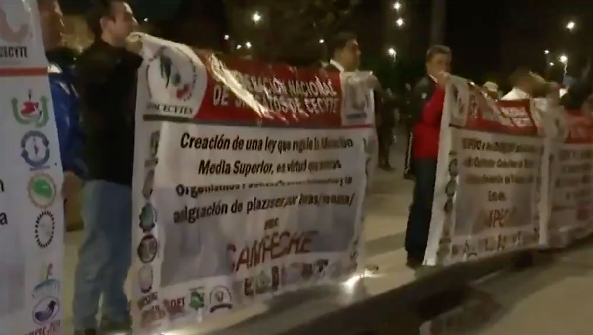 Manifestantes afectan circulación en el Zócalo